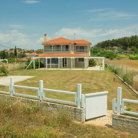 Magnificent Seascape Villa On A Secluded Beach Неа Мудания Екстериор снимка