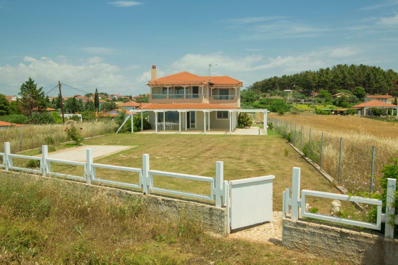 Magnificent Seascape Villa On A Secluded Beach Неа Мудания Екстериор снимка